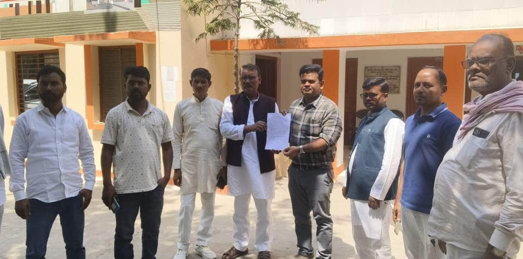 कार्यकाल बढ़ाने की मांग को लेकर ज्ञापन सौंपते मिर्जापुर ब्लाक के प्रधान संघ के पदाधिकारी। संवा
