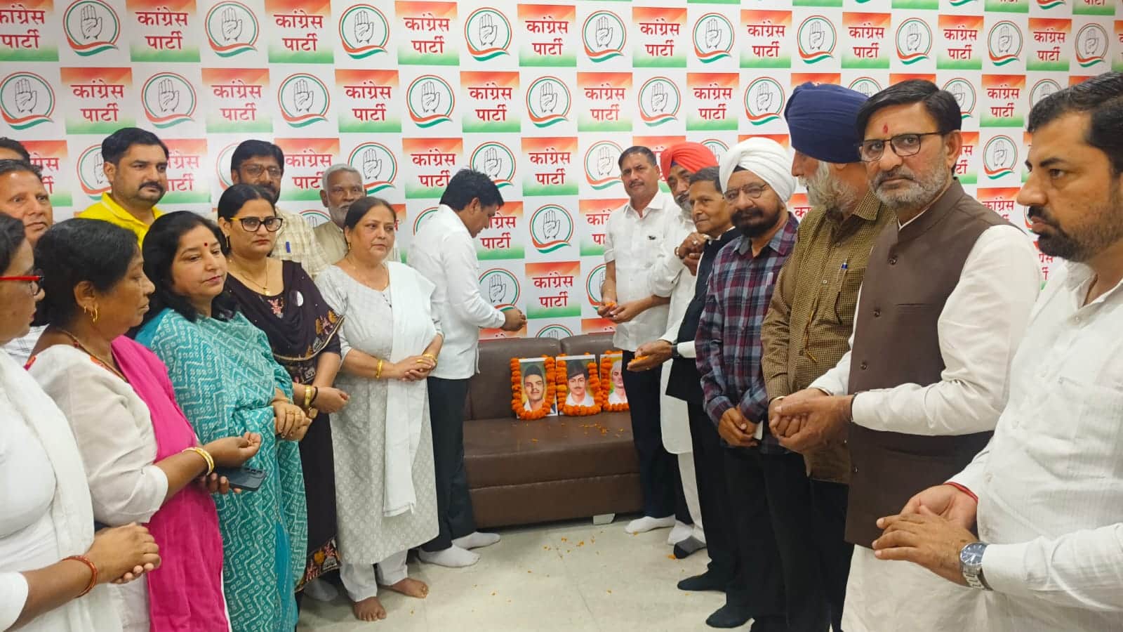 कार्यक्रम के दौरान मौजूद कांग्रेस के पदाधिकारी व अन्य। आयोजक