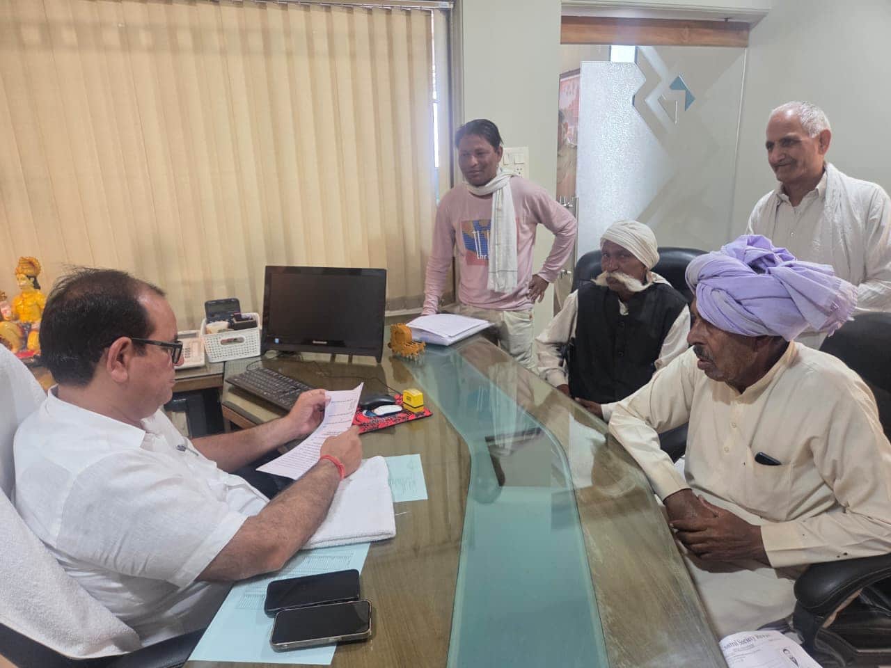 कार्यालय में जनसमस्याओं की सुनवाई करते विधायक अनिल यादव। स्रोत : प्रवक्ता