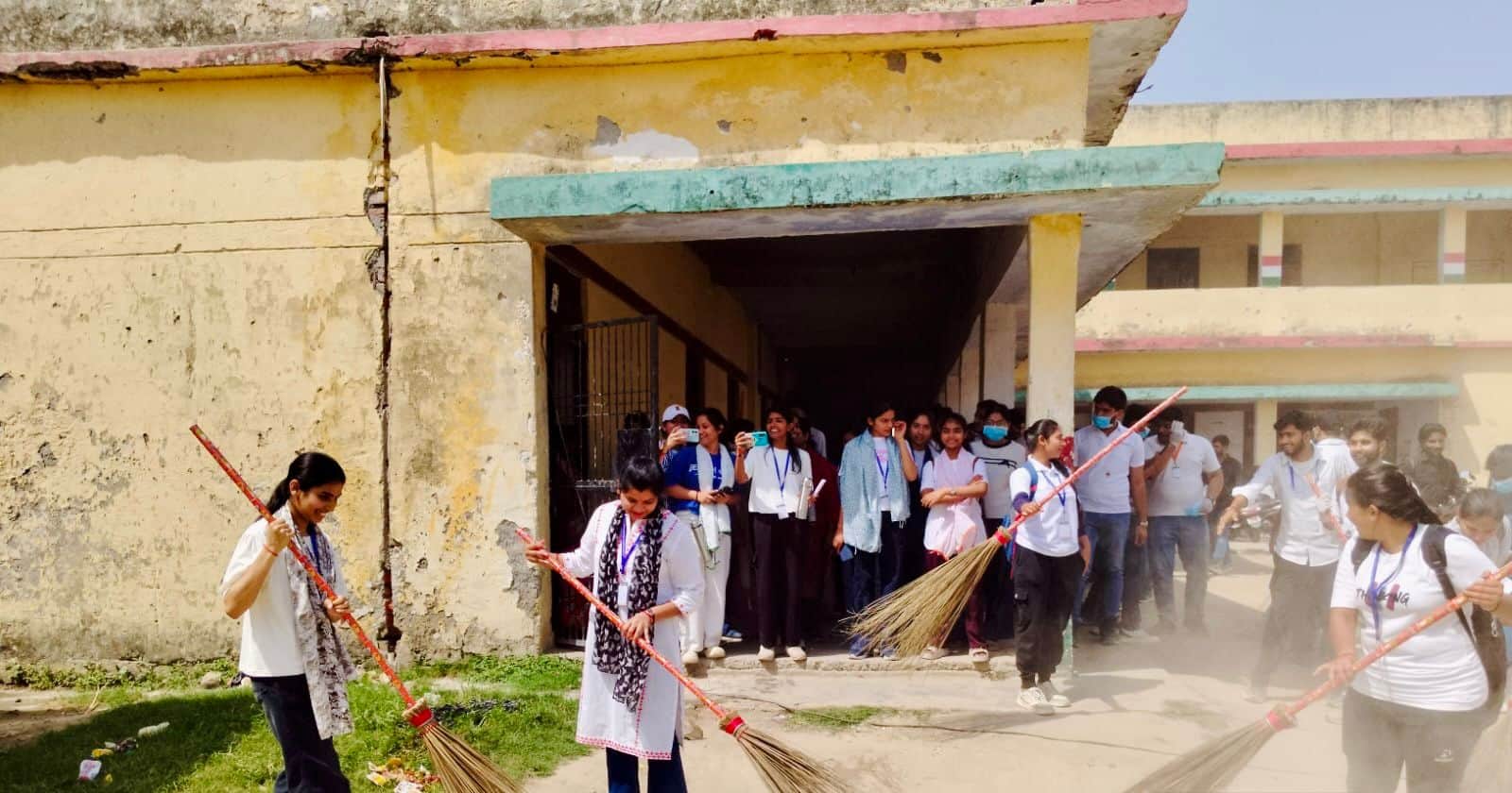 काशीराम कालोनी में साफ-सफाई करते विद्यार्थी।