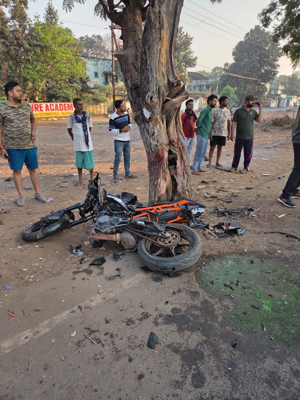 केटीएम बाइक पेड़ से टकराई दो युवक गंभीर से घायल