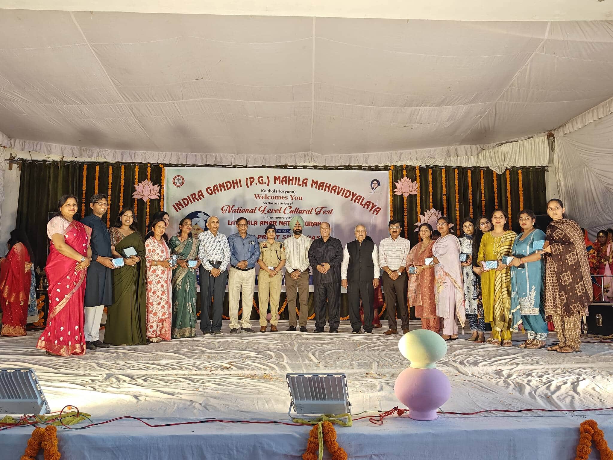 कैथल के इंदिरा गांधी महिला महाविद्यालय में राष्ट्रीय स्तर के सांस्कृतिक कार्यक्रम में मौजूद पु