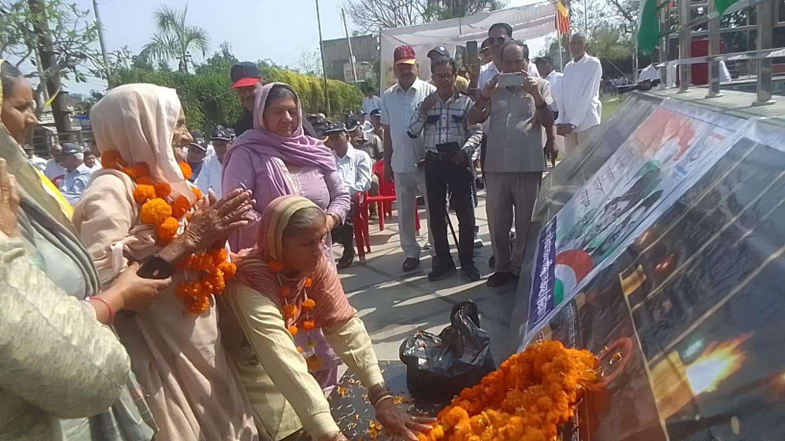 कैथल के शहीद स्मारक पर शहीदी दिवस के उपलक्ष्य में आयोजित कार्यक्रम में शहीद बेटों को श्रद्धांजल