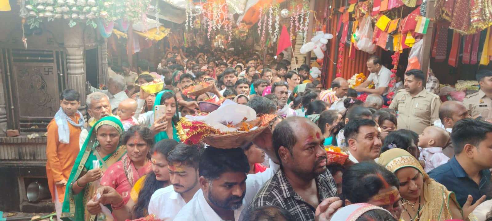 कड़ाधाम में शीतला मां के दर्शन के लिए हजारों की संख्या में उमड़ी भक्तों की भीड़। संवाद