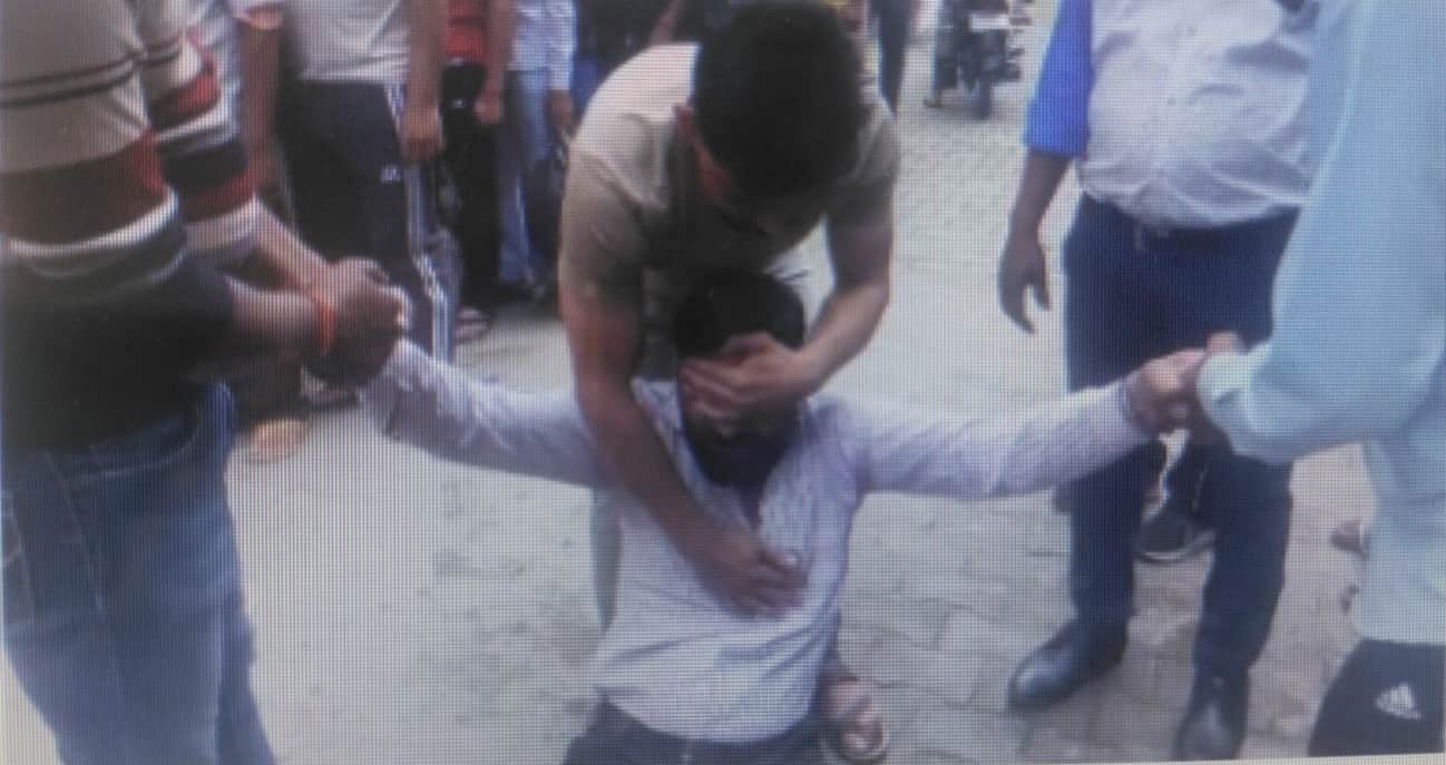 कवि नगर स्थित गैस एजेंसी के बाहर बेहोश हुआ व्यक्ति। स्रोत वीडियो ग्रैब