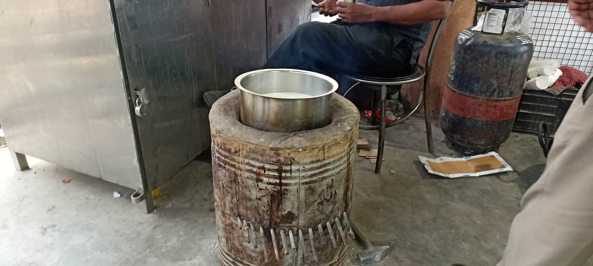 कोयला की अंगीठी पर चाय बनते दुकानदार।संवाद