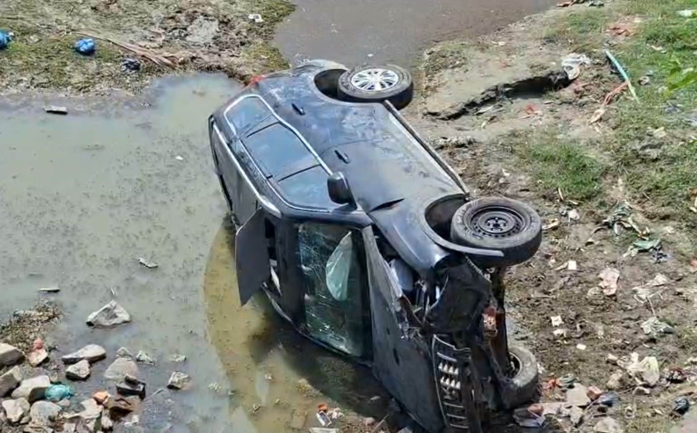 खीरों थाना क्षेत्र के बसहा पुल पर अनियंत्रित होकर नीचे गिरा वाहन। 