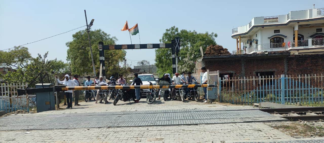 खेतासराय, मालगाड़ी का कपलिंग टूटने से गेट नंबर 57 पर फाटक बन्द होने से वाहनों की लगी लम्बी कतार