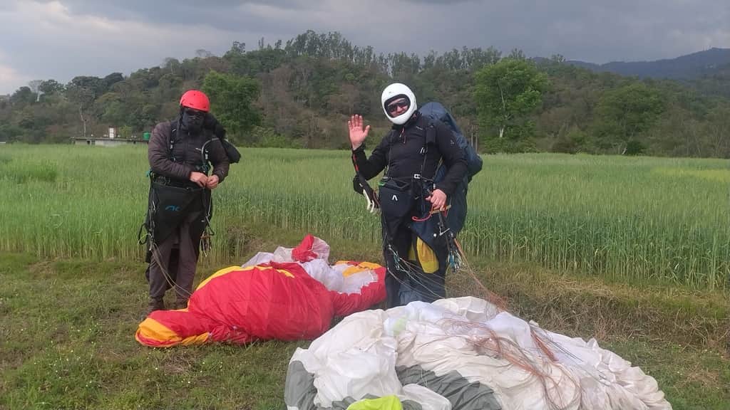 लडभड़ोल के गोरा में इमरजेंसी लैंडिंग करने के बाद कजाकिस्तान के दो पैराग्लाइडर। संवाद