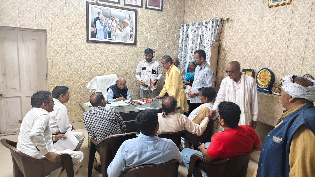 लोगों की समस्या सुनते विधायक रामकुमार कश्यप । संगठन