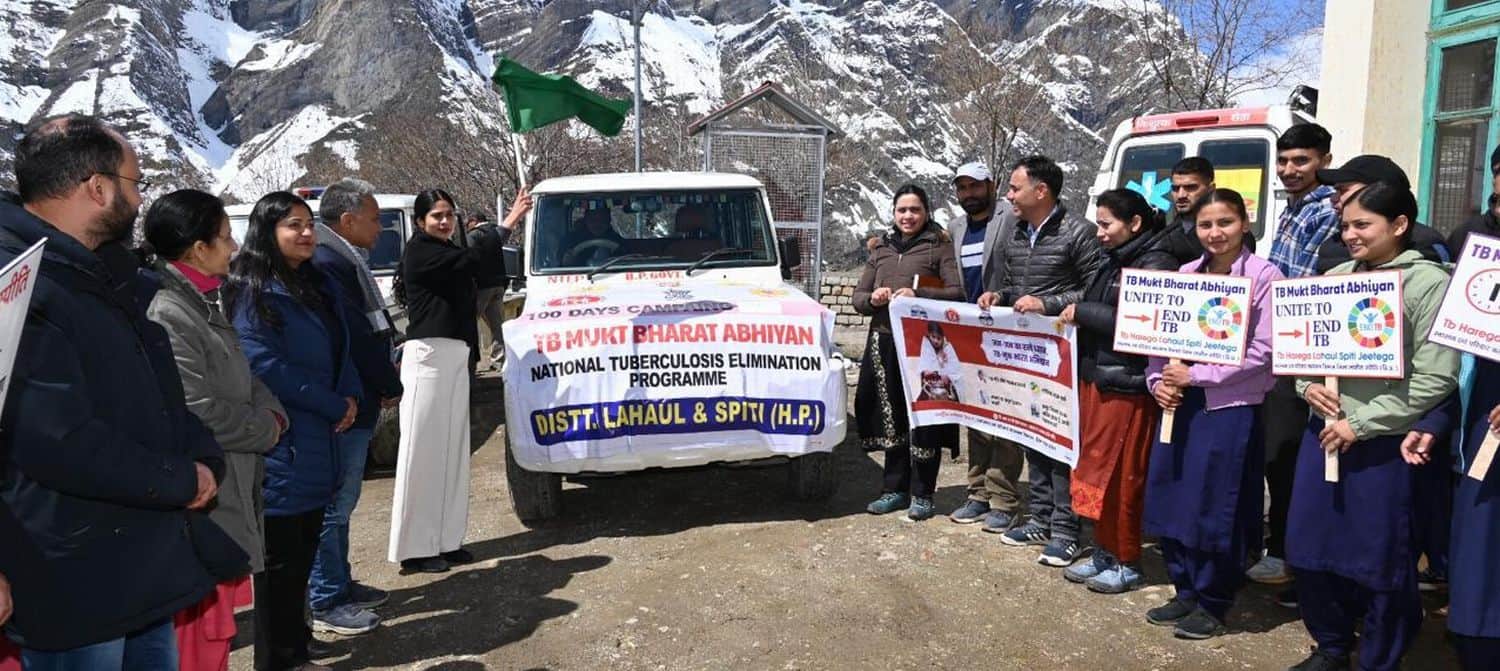 लाहौल के तांदी में विश्व क्षय रोग दिवस 100 दिवसीय विशेष अभियान का  शुभारंभ करती उपायुक्त किरण 