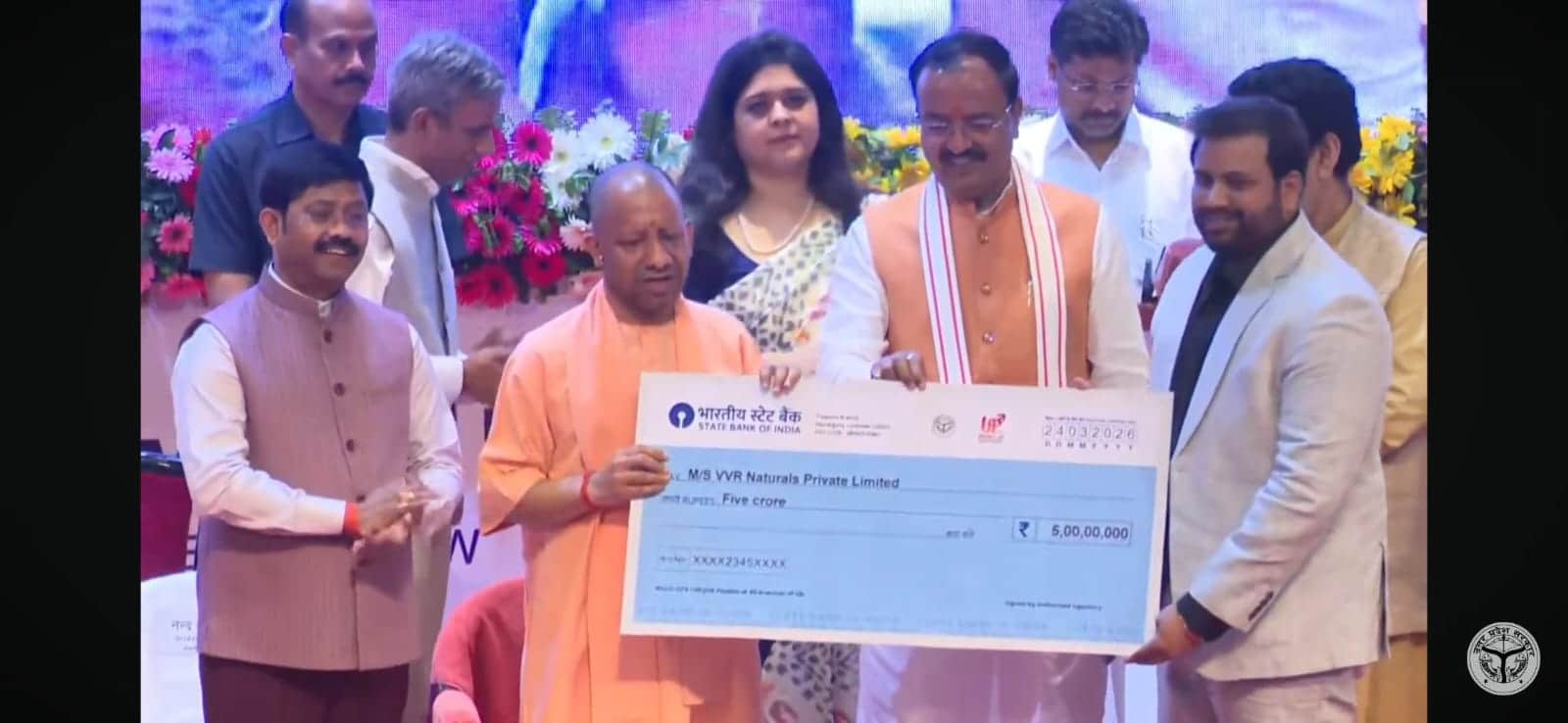 लखनऊ में प्रियंकर राणा को 5 करोड़ का चेक देते प्रदेश के मुख्यमंत्री योगी आदित्यनाथ स्रोत खुद