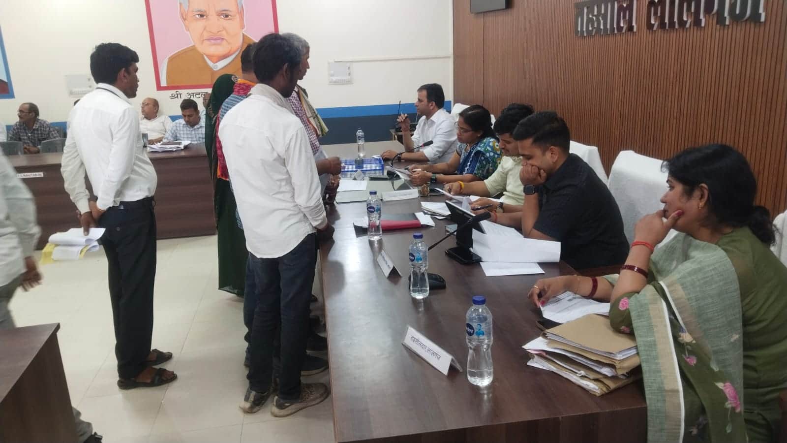 लालगंज में आयोजित संपूर्ण समाधान दिवस पर अपनी समस्या सुनाते लोग, स्रोत संवाद