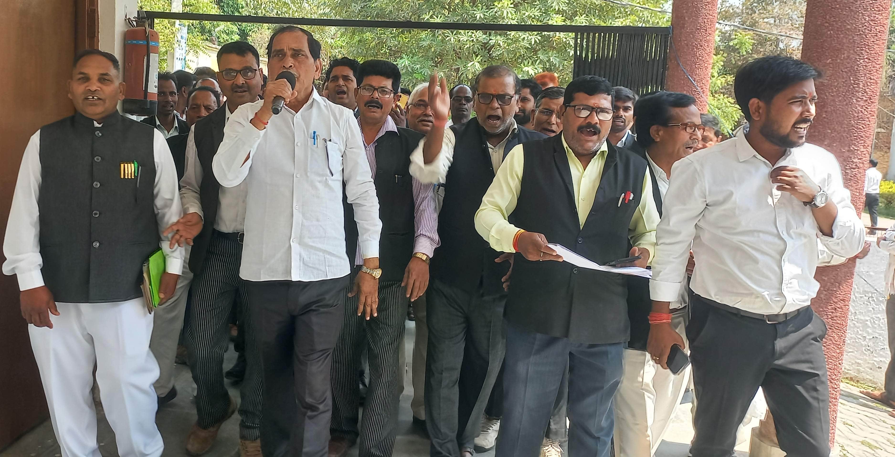 लालगंज में मांगों को लेकर प्रदर्शन करते अधिवक्ता। संवाद