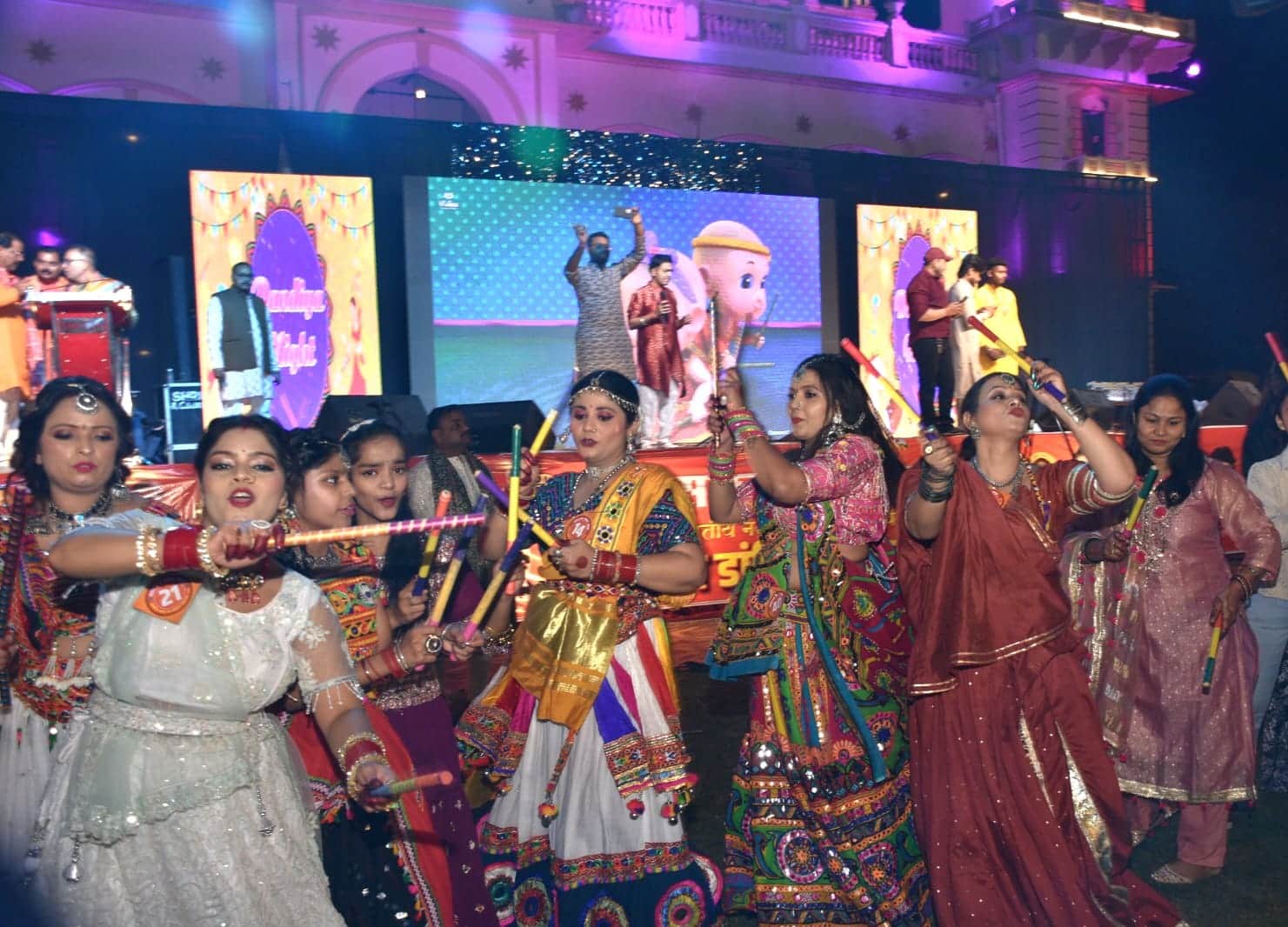 लायन्स क्लब क्षितिज की ओर से आयोजित डांडिया महोत्सव में डांडिया खेलती महिलाएं। क्लब