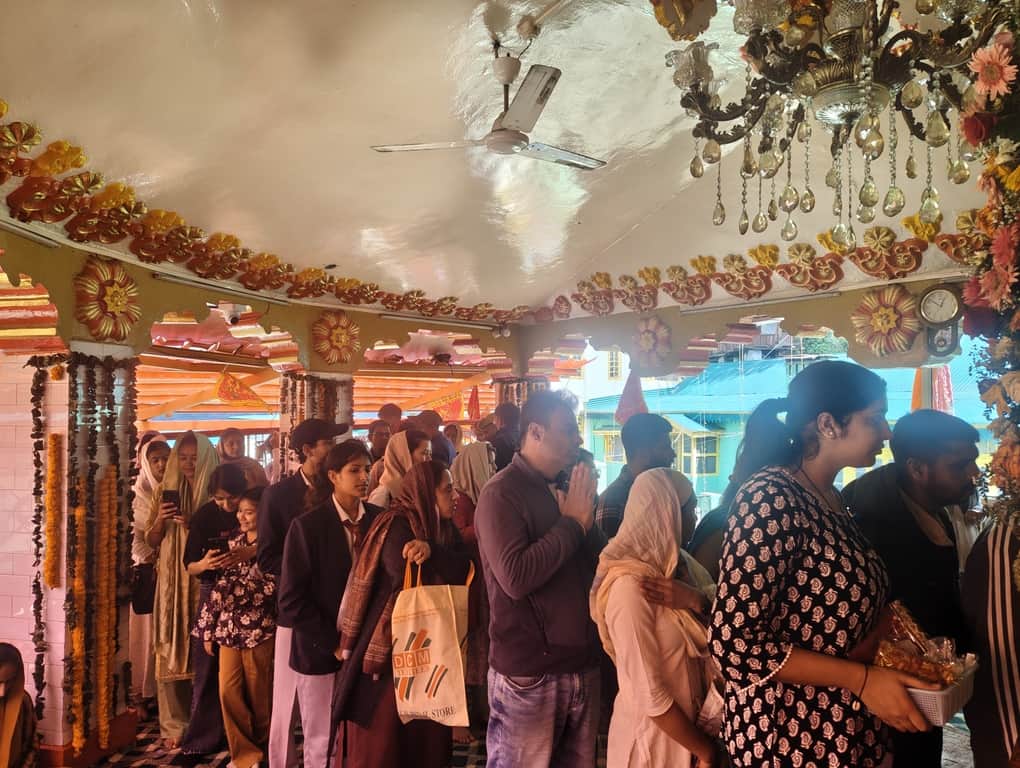 मां शूलिनी मंदिर में नवरात्र के पांचवें दिन माता के दर्शन के लिए कतारों में खड़े भक्त। संवाद