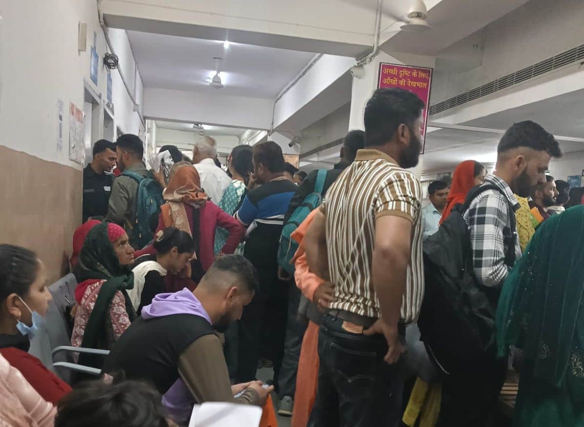 मेडिकल कॉलेज की मेडिसिन ओपीडी में उपचार के लिए कतार में खड़े मरीज व तीमारदार। संवाद