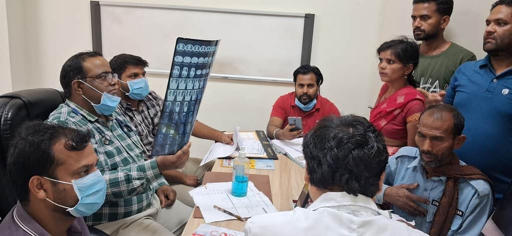 मेडिकल कॉलेज में बमारी का परीक्षण करते चिकित्सक। संवाद