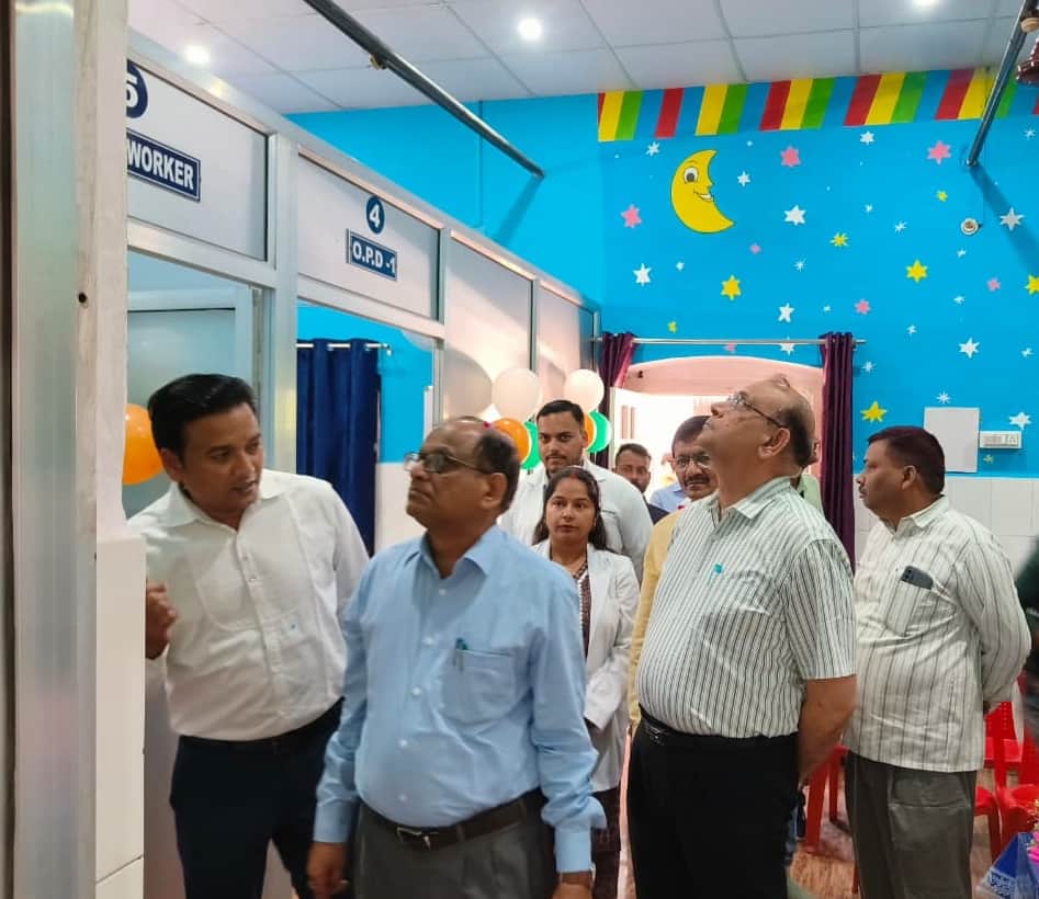 महिला अस्पताल परिसर में डीईआईसी का शुभारंभ करने के बाद निरीक्षण करते सीएमओ डॉ. संतलाल पटेल। स्र