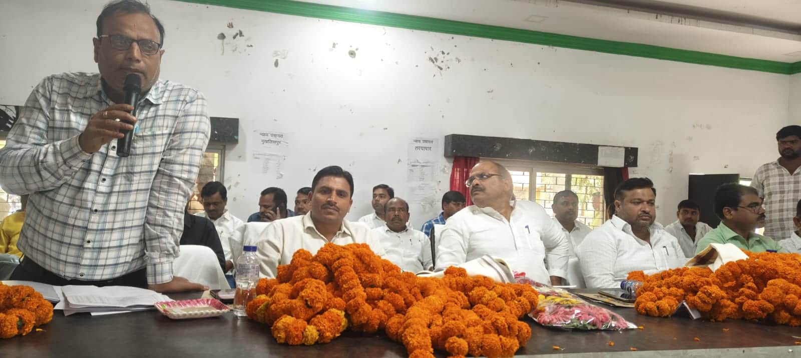 महुली में क्षेत्र पंचायत की बैठक को संबाेधित करते पदाधिकारी। संवाद