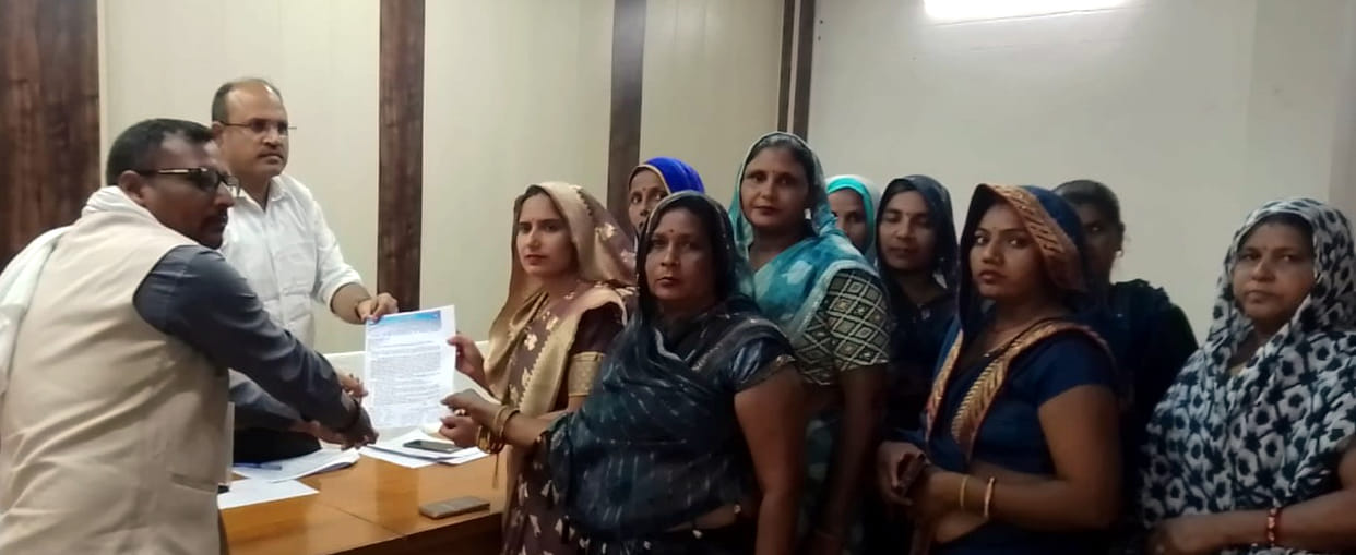 Exploitation and harassment of women mates in Panchayats, registration of up to 4-5 in a single village, demonstration and memorandum addressed to the Chief Minister handed over to SDM