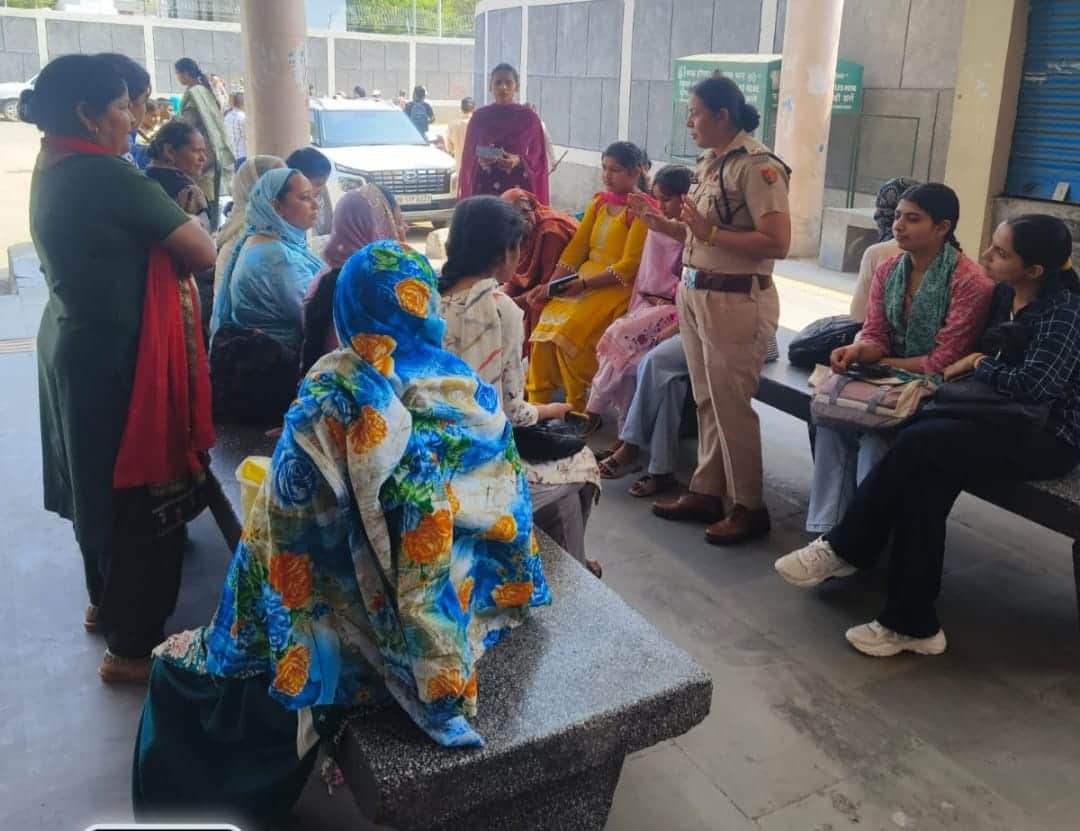  महिलाओं को सुरक्षा संबंधित जानकारी देतीं एएसआई नीलम। प्रवक्ता