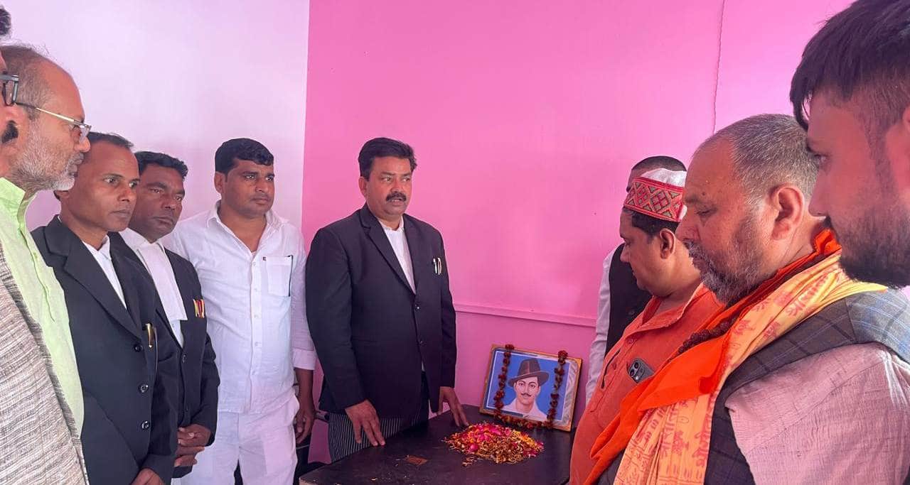 महान स्वतंत्रता सेनानियों को श्रद्धांजलि देते आम आदमी पार्टी के पदाधिकारी और कार्यकर्ता। श्रोत