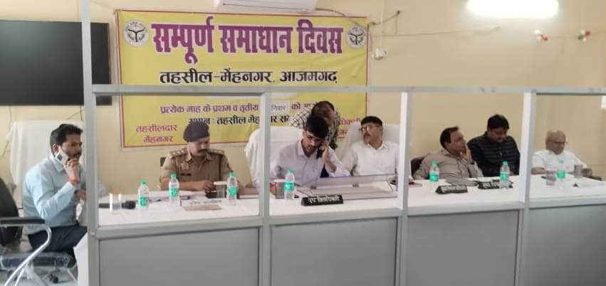 मेहनगर में संपूर्ण समाधान दिवस पर फरियादियों की समस्या सुनते अधिकारी। संवाद