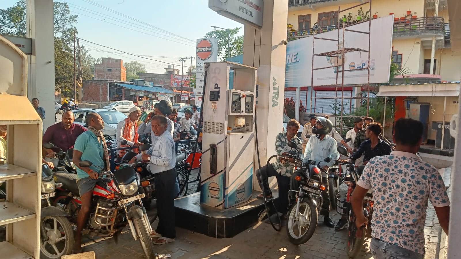 मेहदावल में पेट्रोल के लिए जुटी भीड़। संवाद