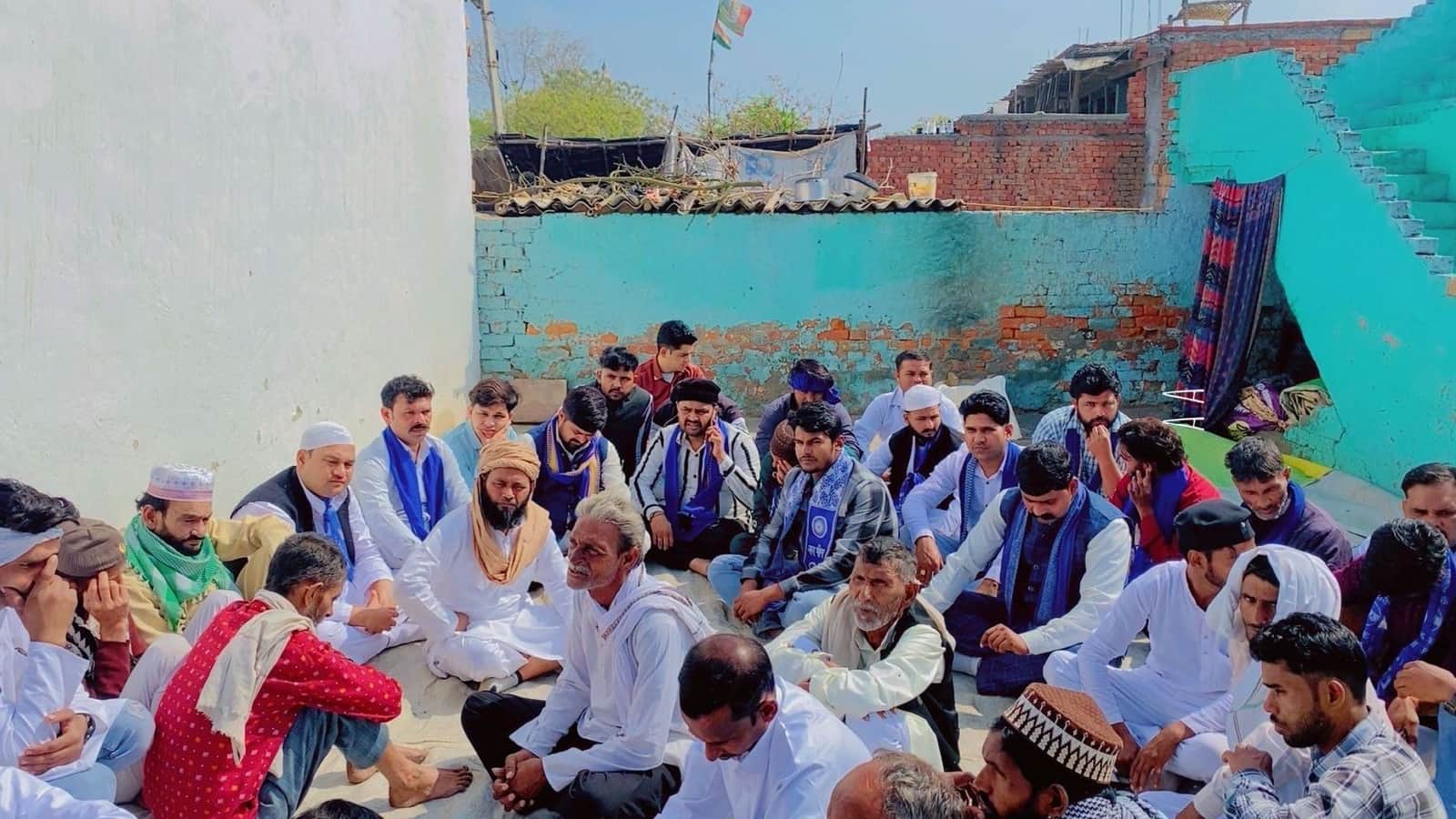 मकसूदपुर गांव में पिता पुत्र की मौत के बाद घर पर बैठे लोग। । संवाद