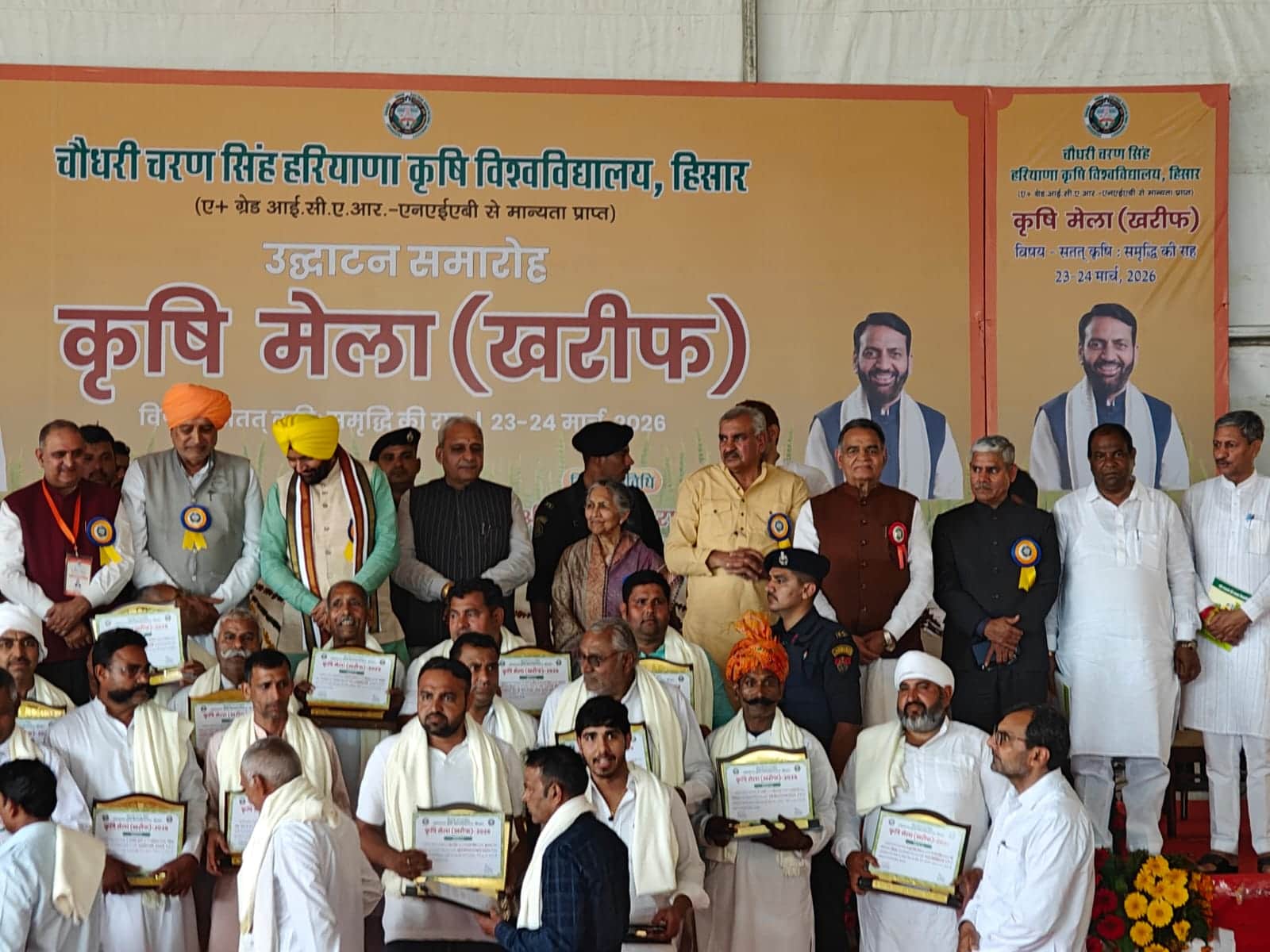   मुख्यमंत्री से सम्मानित होते सरदार बुध सिंह गिल।