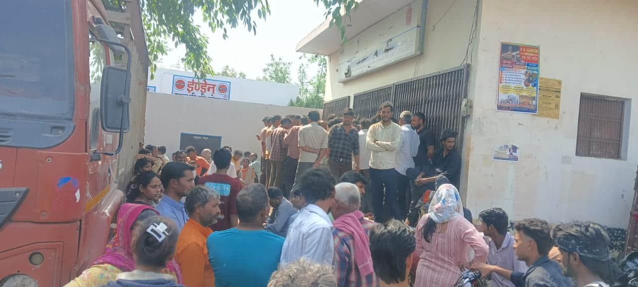 मारहरा कस्बा में एजेंसी पर लगी भीड़। संवाद