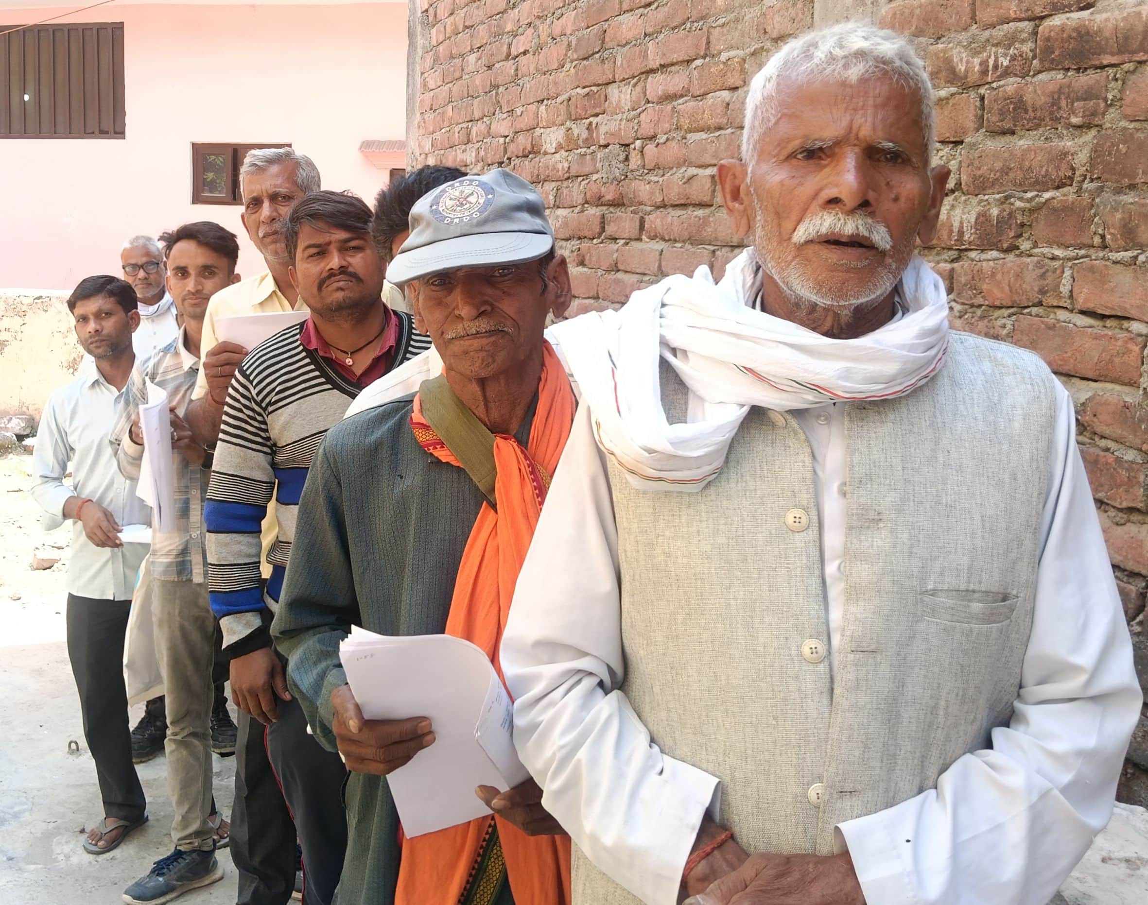 मुसाफिरखाना तहसील में कतार में खड़े फरियादी। -संवाद