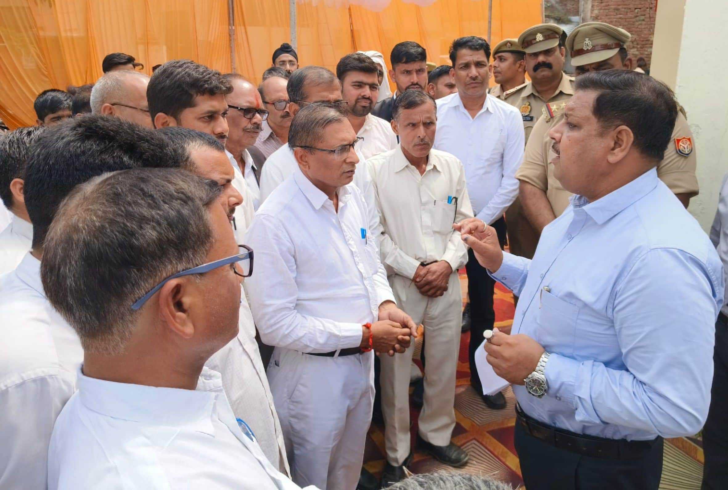 मुसाफिरखाना तहसील परिसर में अधिवक्ताओं से बात करते डीएम संजय चौहान। स्रोत : स्थानीय नागरिक