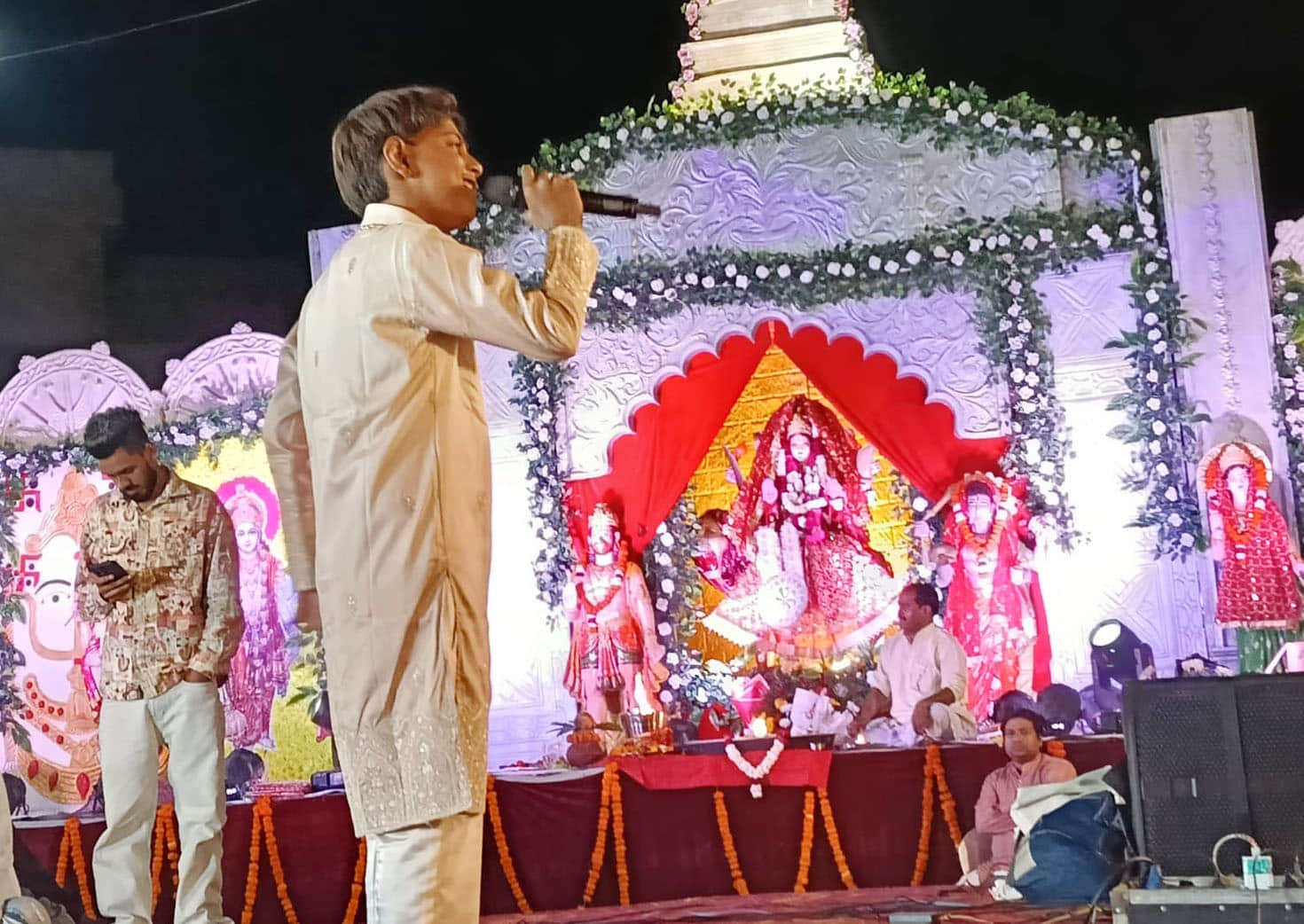 माता के भजन गाता गायक हर्ष सिकंदर । संस्थान