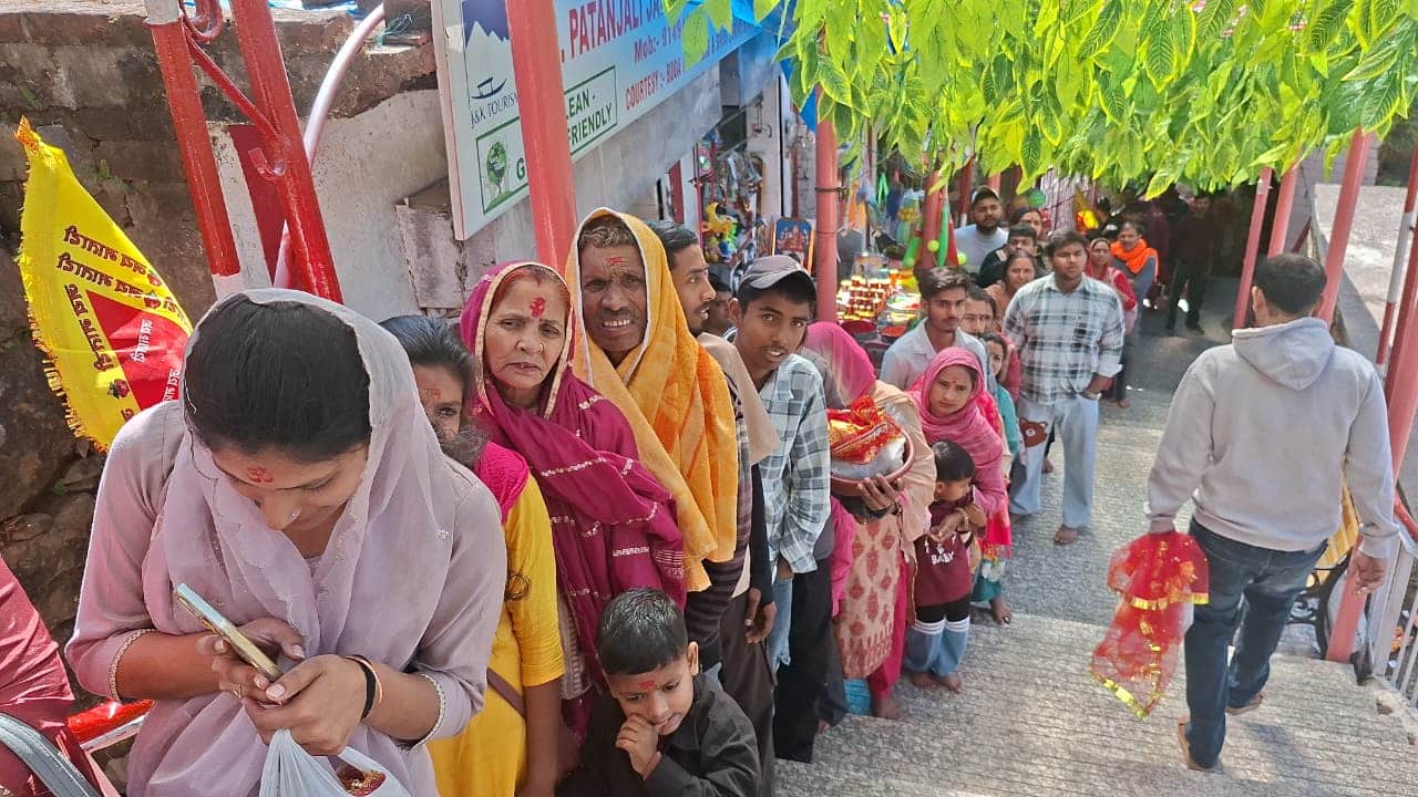 माता सुकराला देवी मंदिर में दर्शनके लिए लगी कतारेंसंवाद