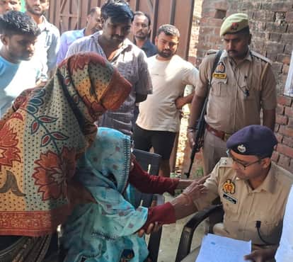 Protest by placing dead body on the road, refusing to perform last rites