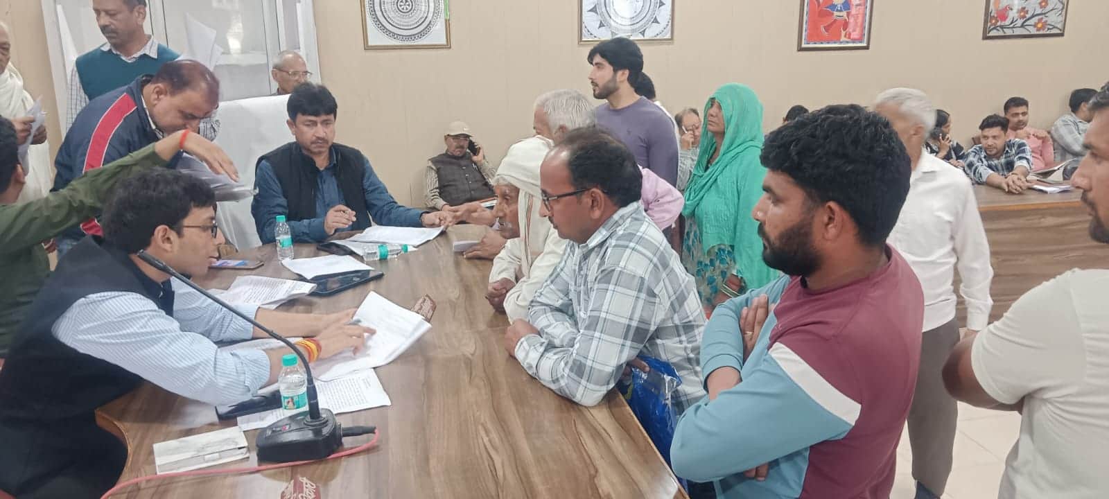 मोदीनगर तहसील मुख्यालय में संपूर्ण समाधान दिवस में लोगों की शिकायतें सुनते अधिकारी। संवाद