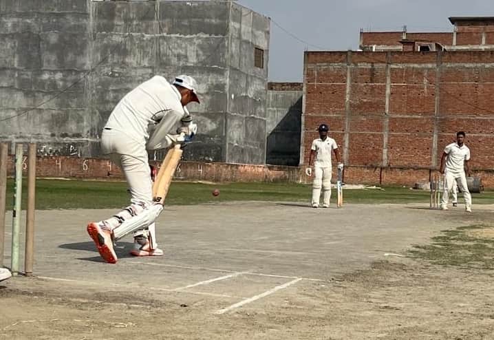 नगर के सहादतपुरा स्थिम मैदान पर आयोजित मैच में शाट लगाता मऊ एवेंजर्स टीम का खिलाड़ी।संवाद