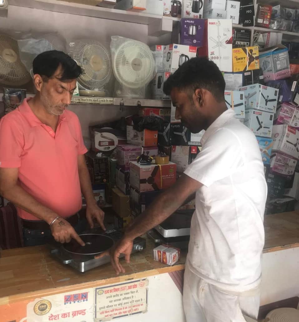  नगर में दुकान से इंडक्शन खरीदता युवक। - संवाद 