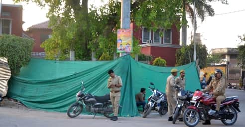 नगर निगम परिसर में इसी जगह से तोड़ी गईं अमर शहीदों की मूर्तियां। संवाद