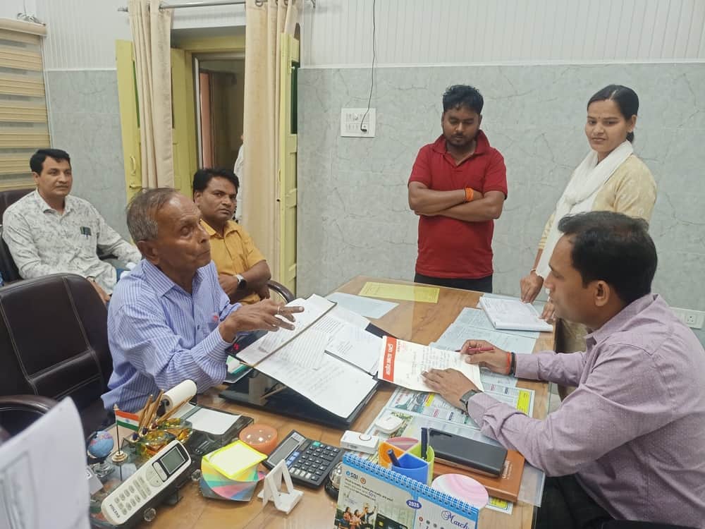 नगर पालिका परिषद कार्यालय में जनसुनवाई करते ईओ दिनेश कुमार।स्रोत-स्वयं