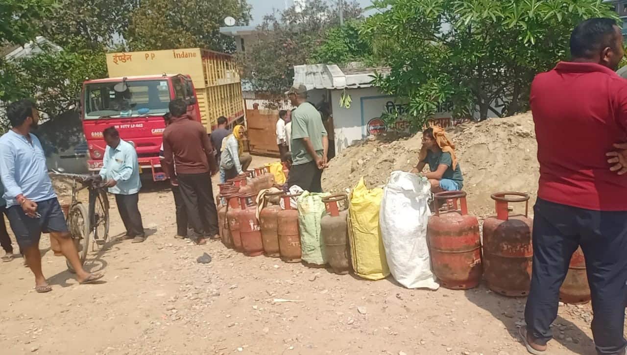 नगर से सटे सहरसपाली स्थित गैस एजेंसी पर सिलिंडर के लिए लगी कतार।संवाद