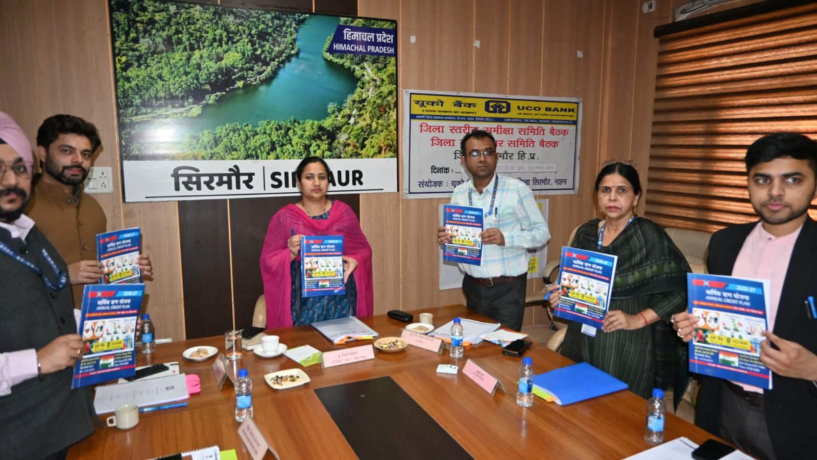 नाहन में बैठक के दौरान वार्षिक ऋण योजना पुस्तक का विमोचन करती उपायुक्त। स्रोत: जन संपर्क विभाग