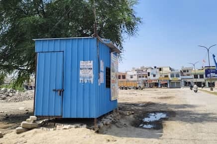 नई अनाज मंडी के गेटपास बूथ से नदारद सीसीटीवी कैमरा। संवाद