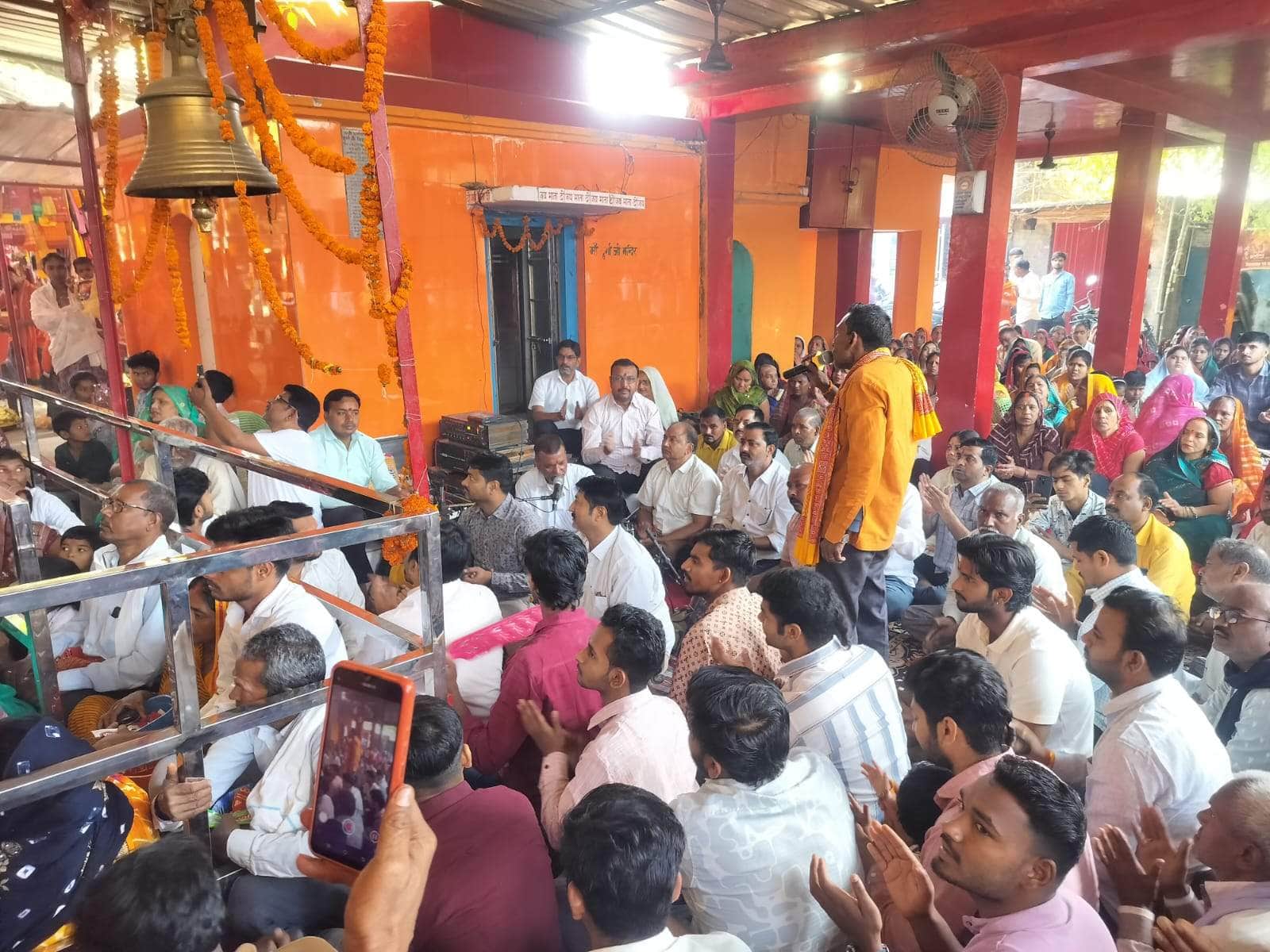 निजामाबाद में मां शीतला धाम में भजन-कीर्तन में मौजूद भक्त।  संवाद