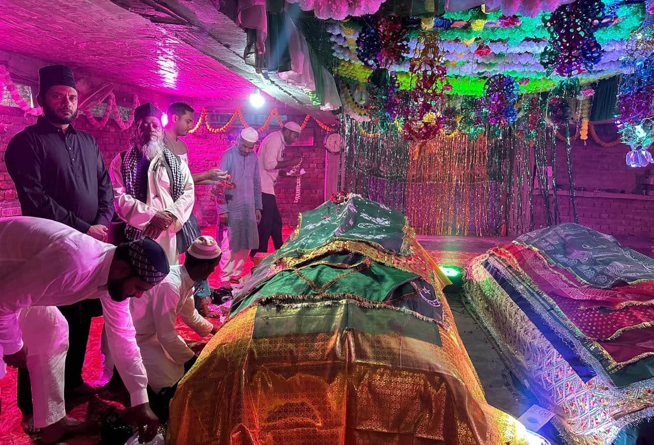 नूरबाग में दो दिवसीय उर्स के समापन पर दुआ करते अकीदतमंद। संवाद