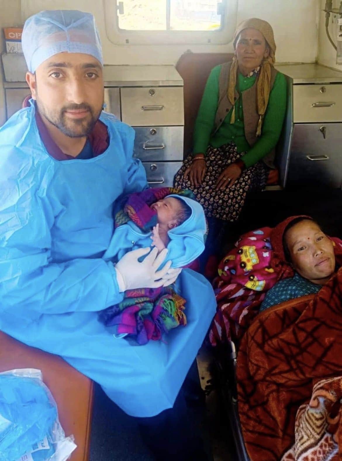 नारकंडा में 108 टीम ने एंबुलेंस में करवाया सुरक्षित प्रसव। स्रोत : जागरूक पाठक