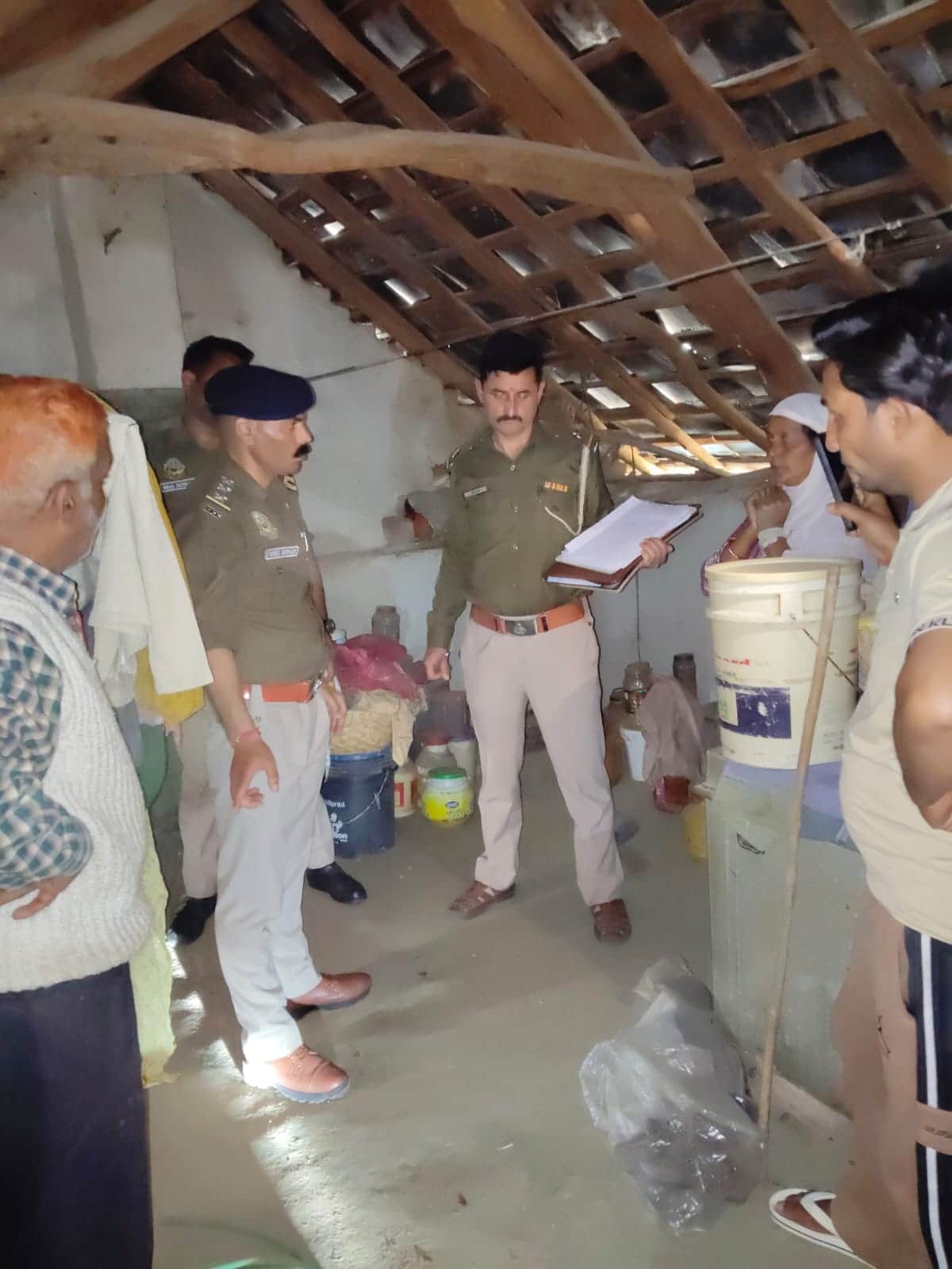नेरना में छात्र की मौत की जांच करतीं पुलिस टीम। -स्रोत: पुलिस
