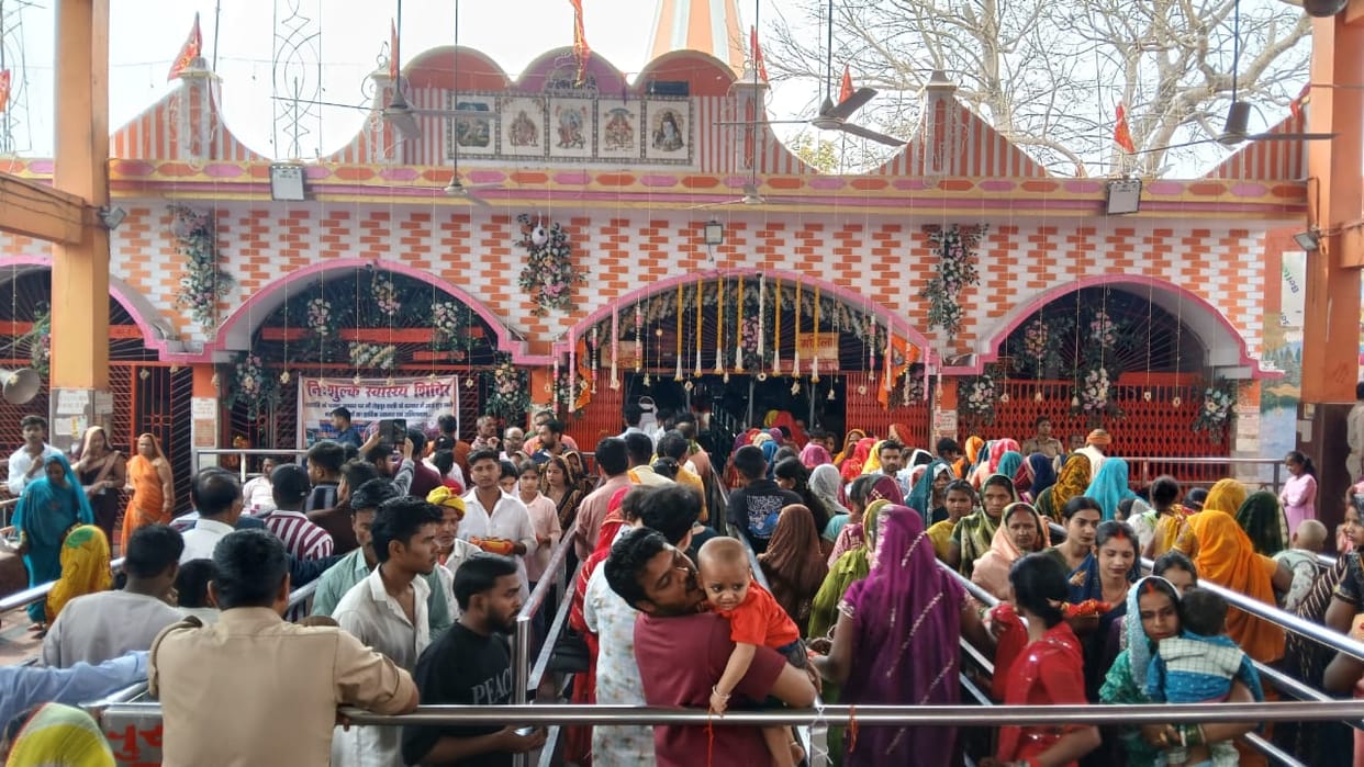 Devotees gathered at Lehda Durga Temple and worshipped Skandamata.